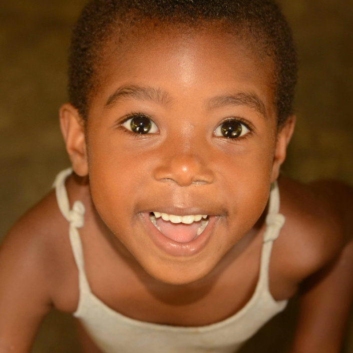 Des enfants joyeux malgré la situation difficile Des enfants joyeux malgré la situation difficile