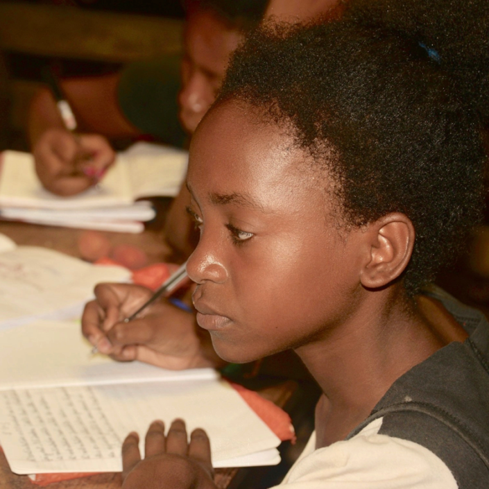 Les élèves qui ont la chance de pouvoir suivre les cours sont très studieux Les élèves qui ont la chance de pouvoir suivre les cours sont très studieux