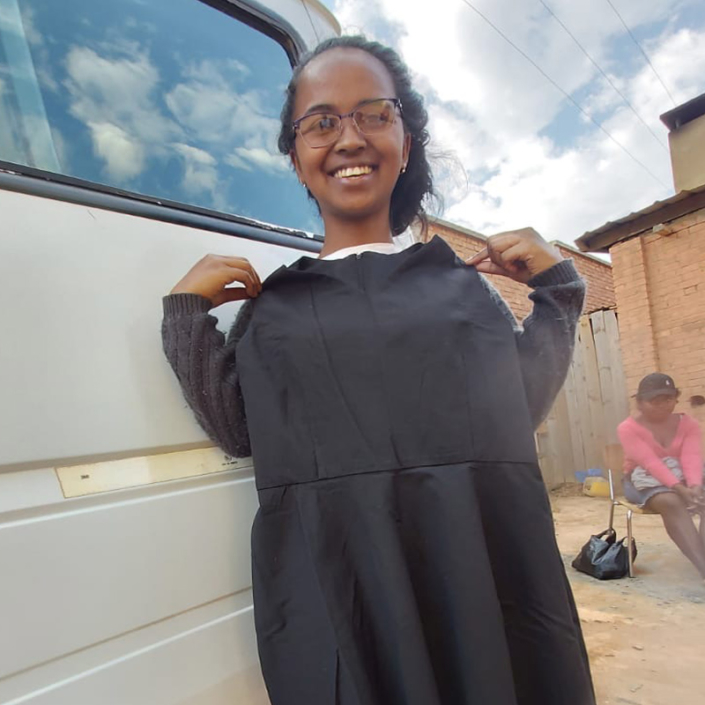 Jeune fille avec son dernier ouvrage