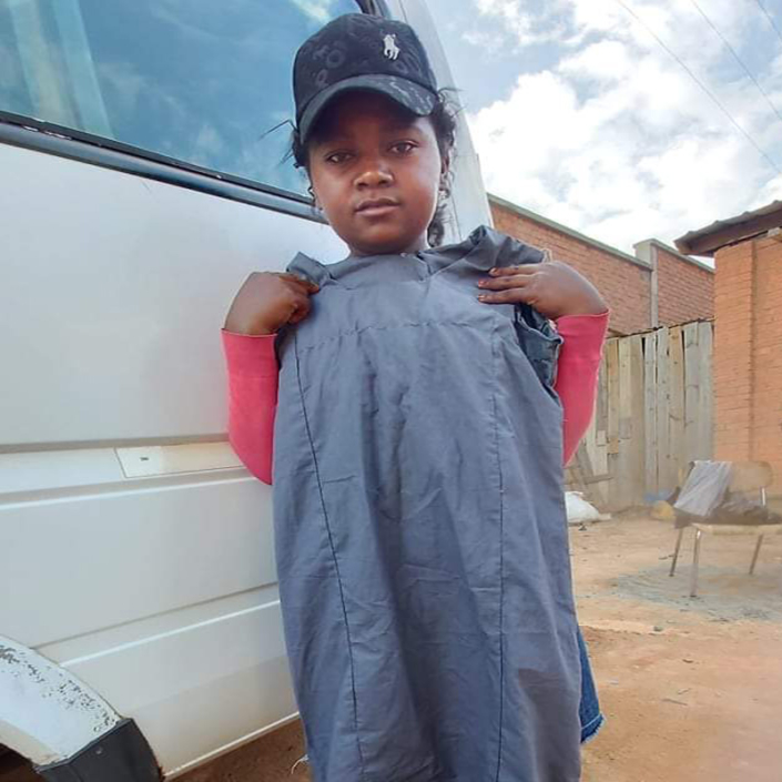 Jeune fille avec son dernier ouvrage
